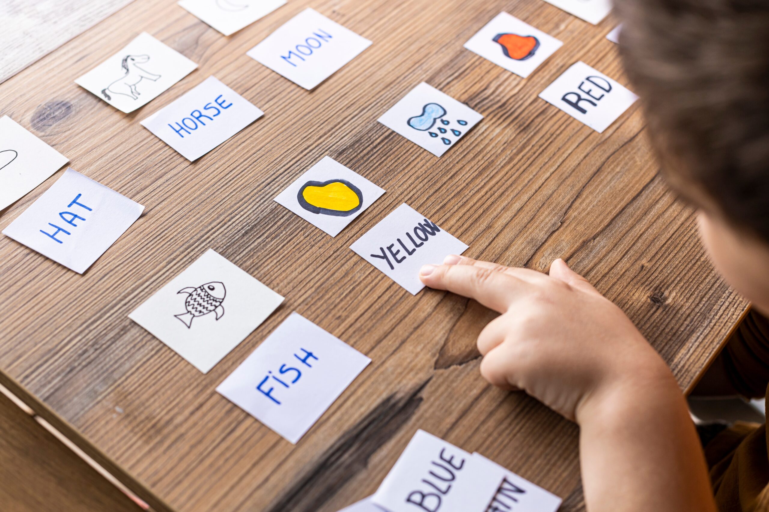 كيف تجعل طفلك يتذكر الكلمات الإنجليزية؟
