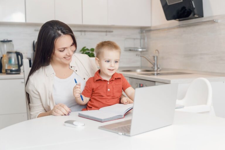 عشر طرق ليقضي طفلك وقت الشاشة بفائدة أكبر