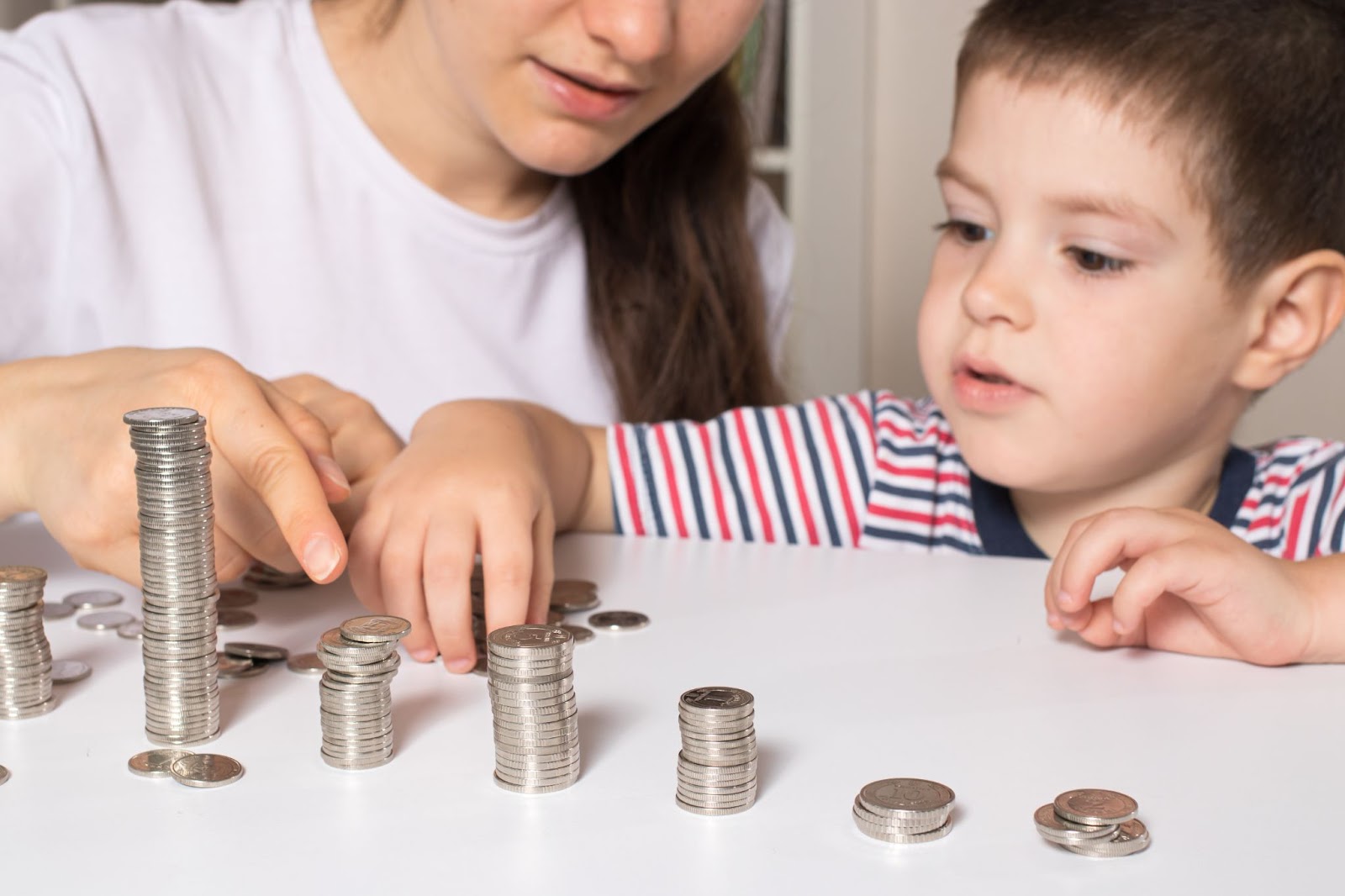 Mutter bringt Kind Umgang mit Geld bei