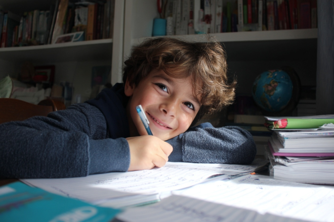 Un niño aprendiendo las reglas básicas del inglés con cara de feliz