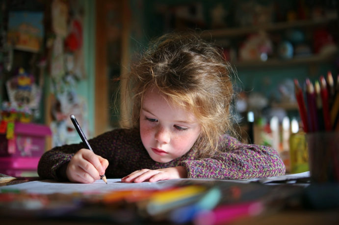 Una niña concentradas estudiando gramática inglesa