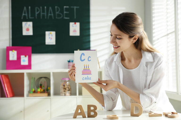 כותרת: 5 דרכים מהנות לשלוט באותיות השפה האנגלית עבור ילדי בית ספר יסודי