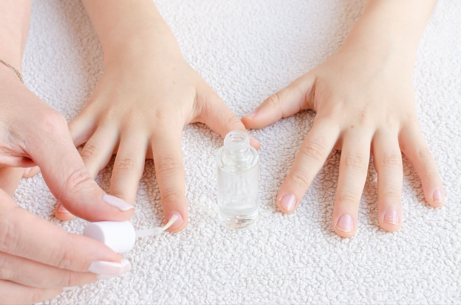 טיפול בכסיסת ציפורניים על ידי שימוש בלק מריר