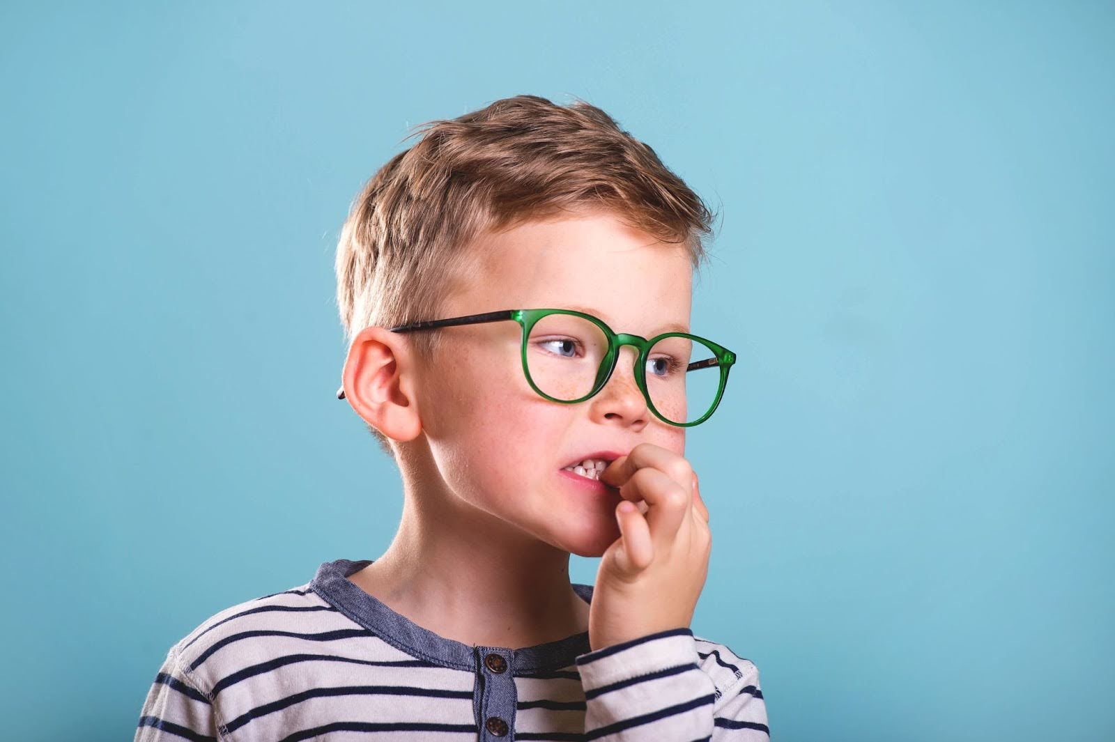 ילד כוסס ציפורניים מתוך שעמום