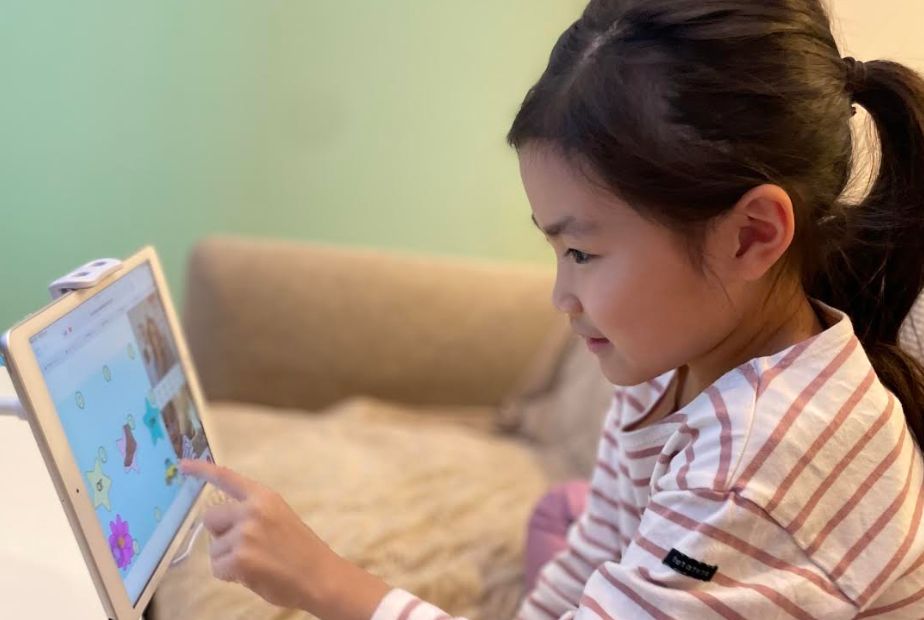 タブレットで英語学習している女の子