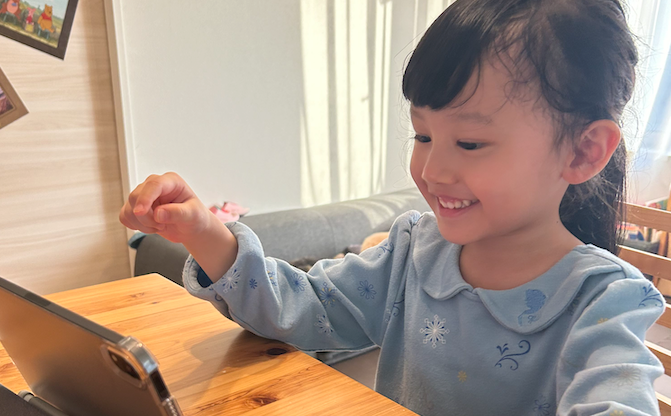 オンラインで英語学習している子ども