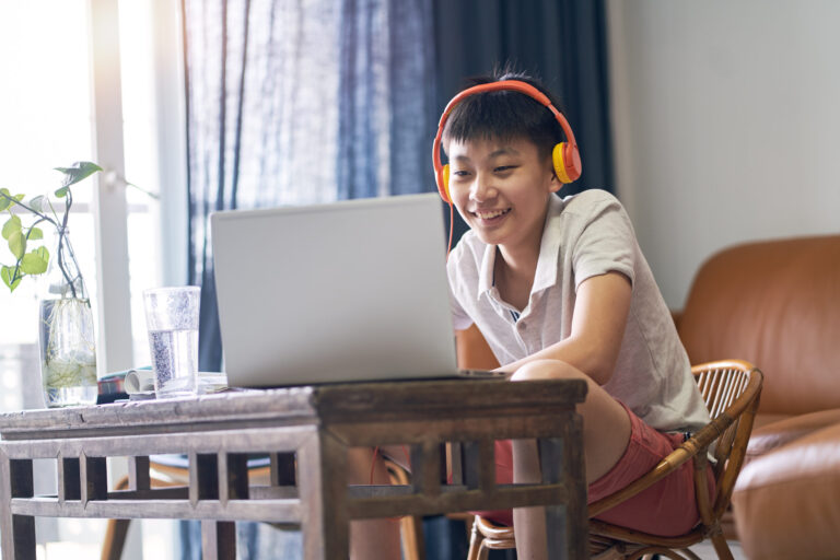 만화를 볼 거라면 아이와 함께 영상으로 영어를 배우세요.