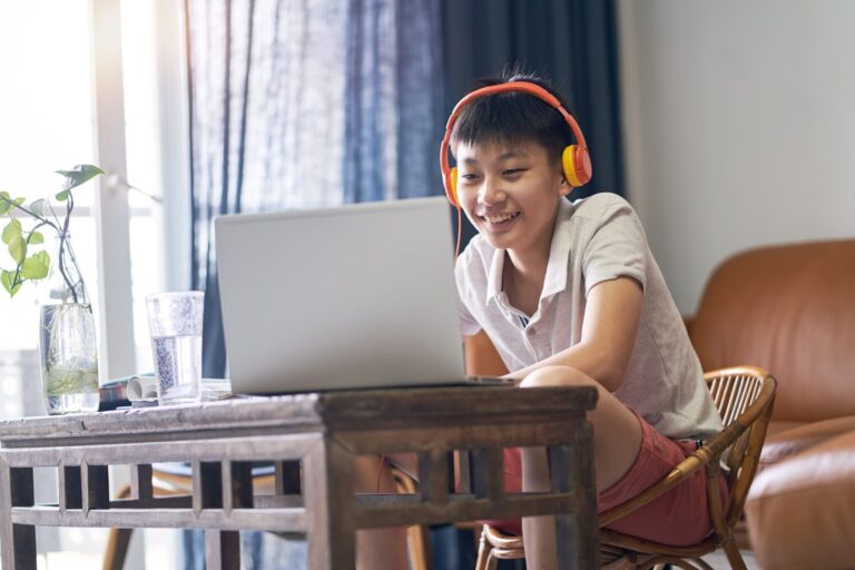 <strong>아이가 만화나 영화를 통해 영어를 배우는 방법</strong>