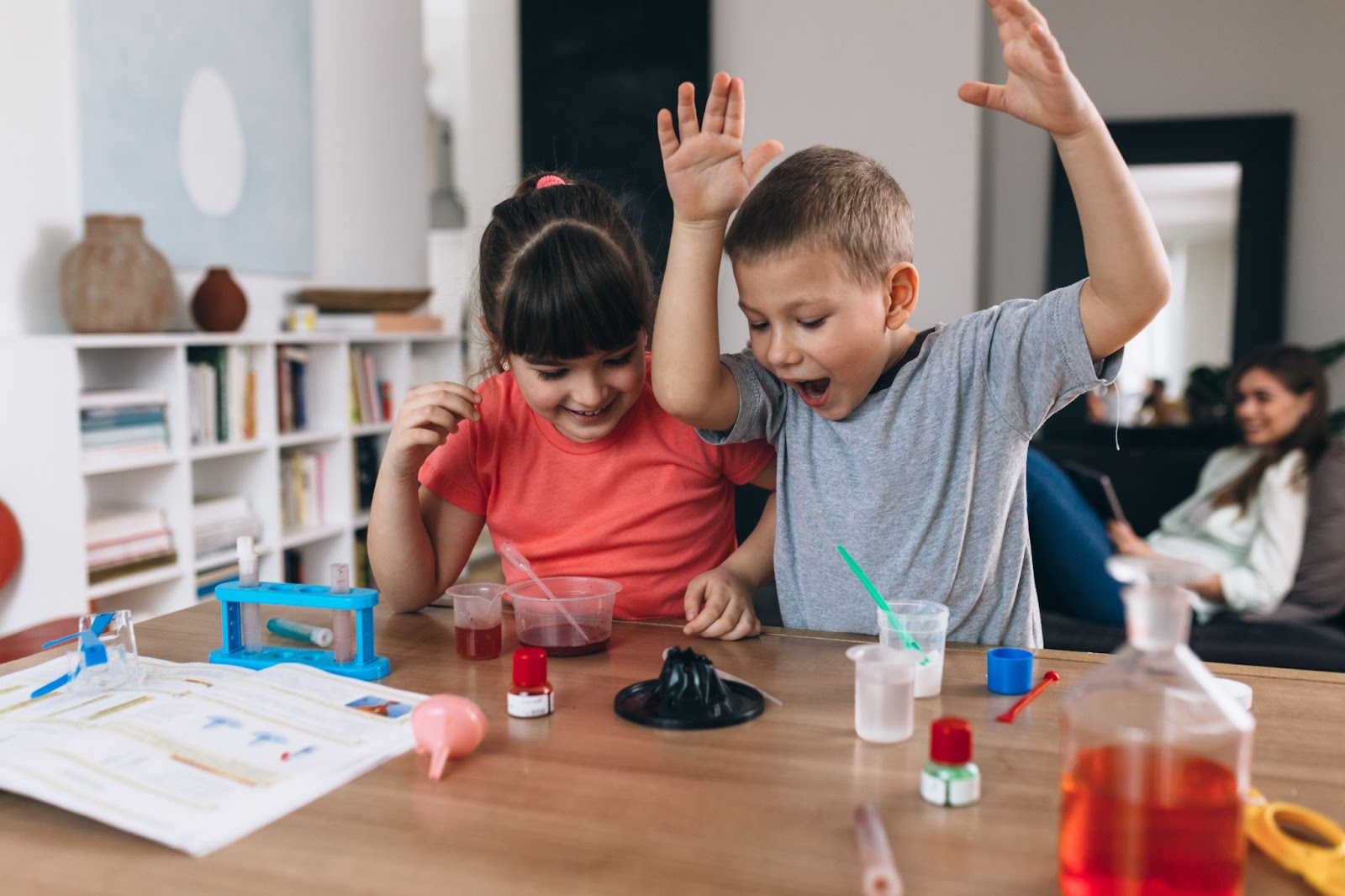 çocuklar evleri̇nde ki̇myasal deneyler yapiyor